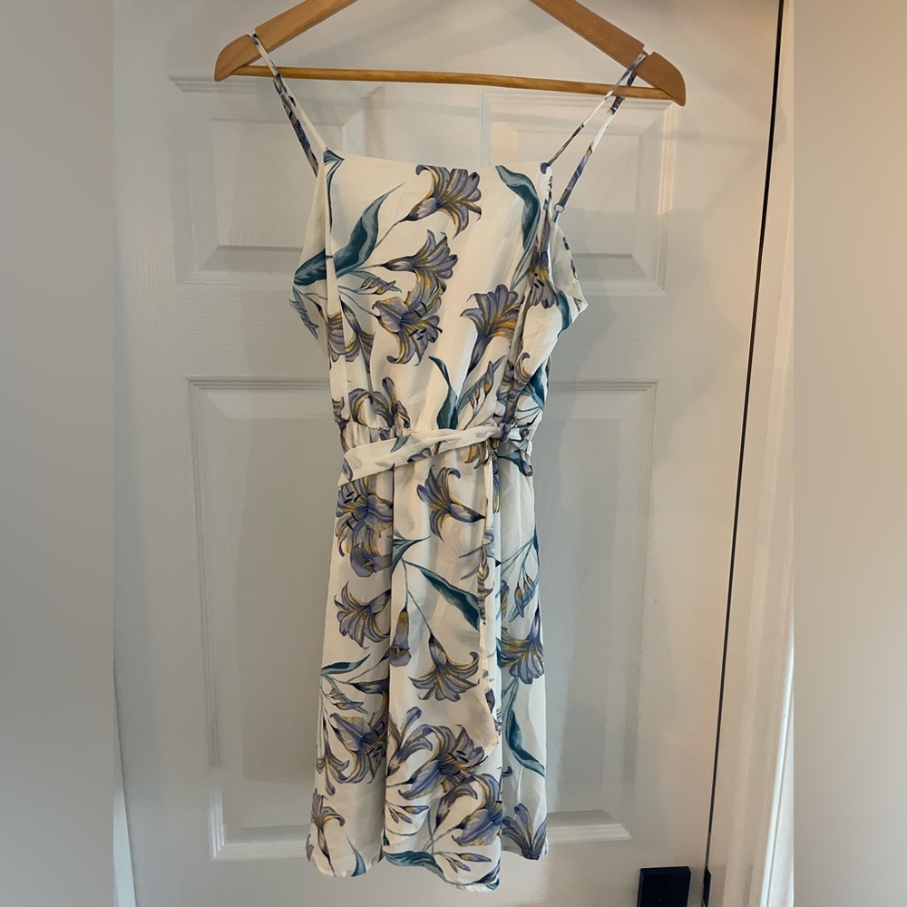 SIENNA SKY WHITE AND BLUE FLORAL WRAP TIE DRESS MEDIUM NEW NEVER WORN